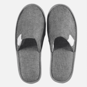 Nos chaussons allient style raffiné et confort, ajoutant une touche de luxe à chaque instant passé à l’hôtel.