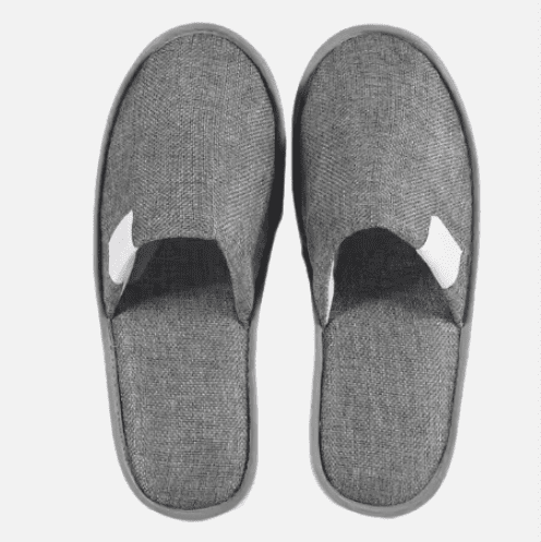 Nos chaussons allient style raffiné et confort, ajoutant une touche de luxe à chaque instant passé à l’hôtel.