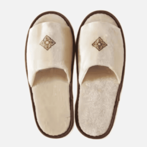 Enfilez ces chaussons et laissez-vous envelopper par leur chaleur et leur confort, une véritable invitation à la détente.